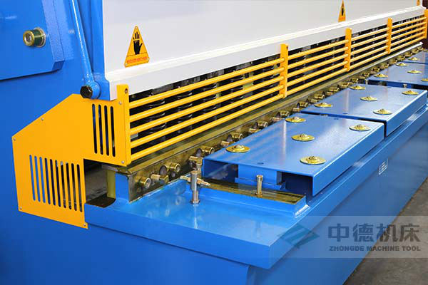 ZDS-632剪板机进料口,宁静防护,进料无阻,又能间接观看到灯光对线的剪切地位.jpg ZDS-632剪板机进料口,宁静防护,进料无阻,又能间接观看到灯光对线的剪切地位.jpg